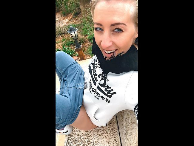 Leonie pur Porno Video: Spontan draußen im Park Hose runter und Spaß gehabt